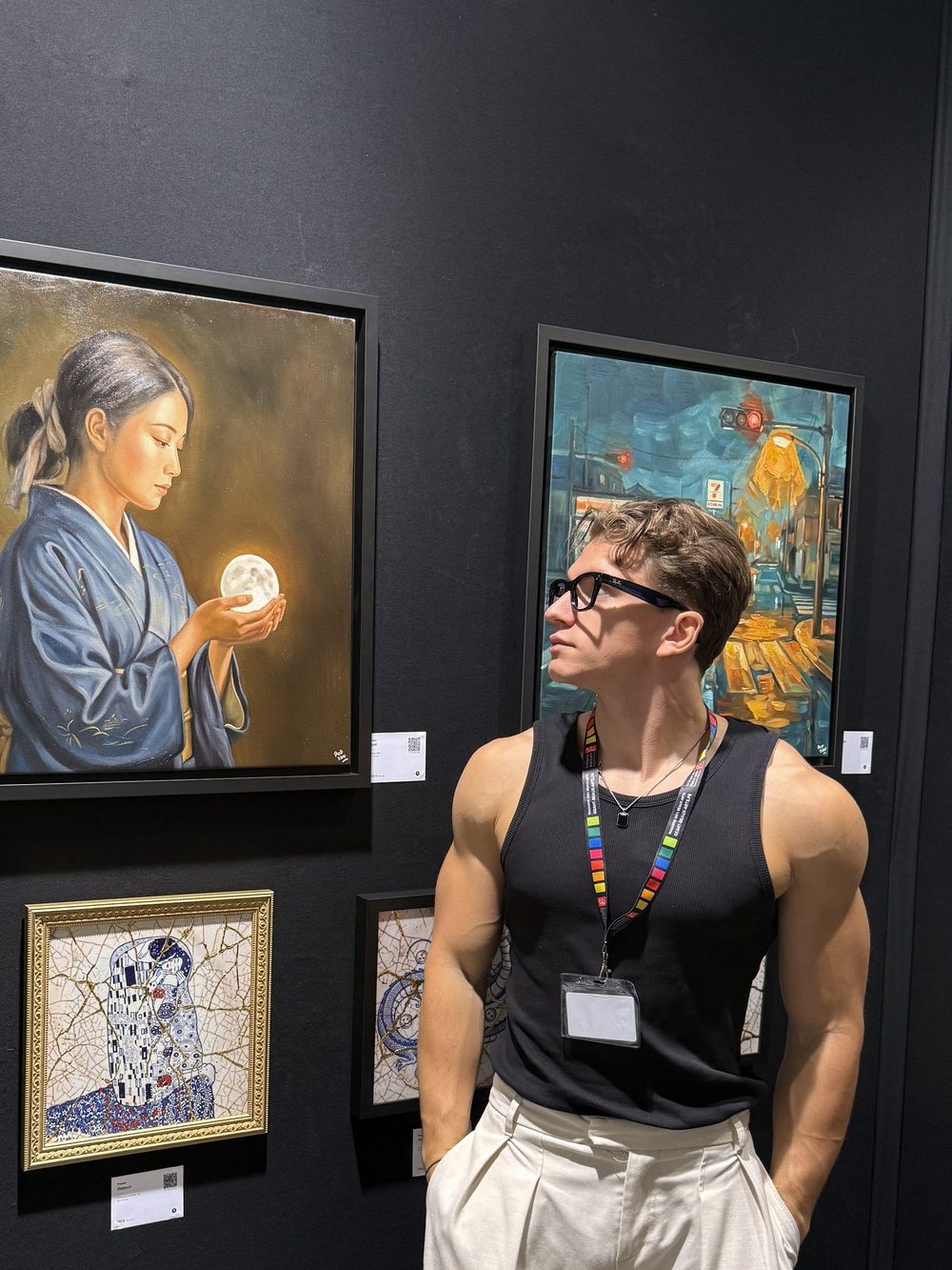 William San, in a black vest and glasses, looks at Le passage de la nuit; on the left, Tsuki; below, Seppun in its gilt frame.