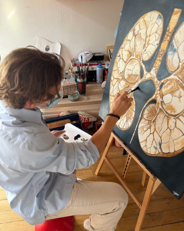 William San à l’œuvre, dans l’atelier