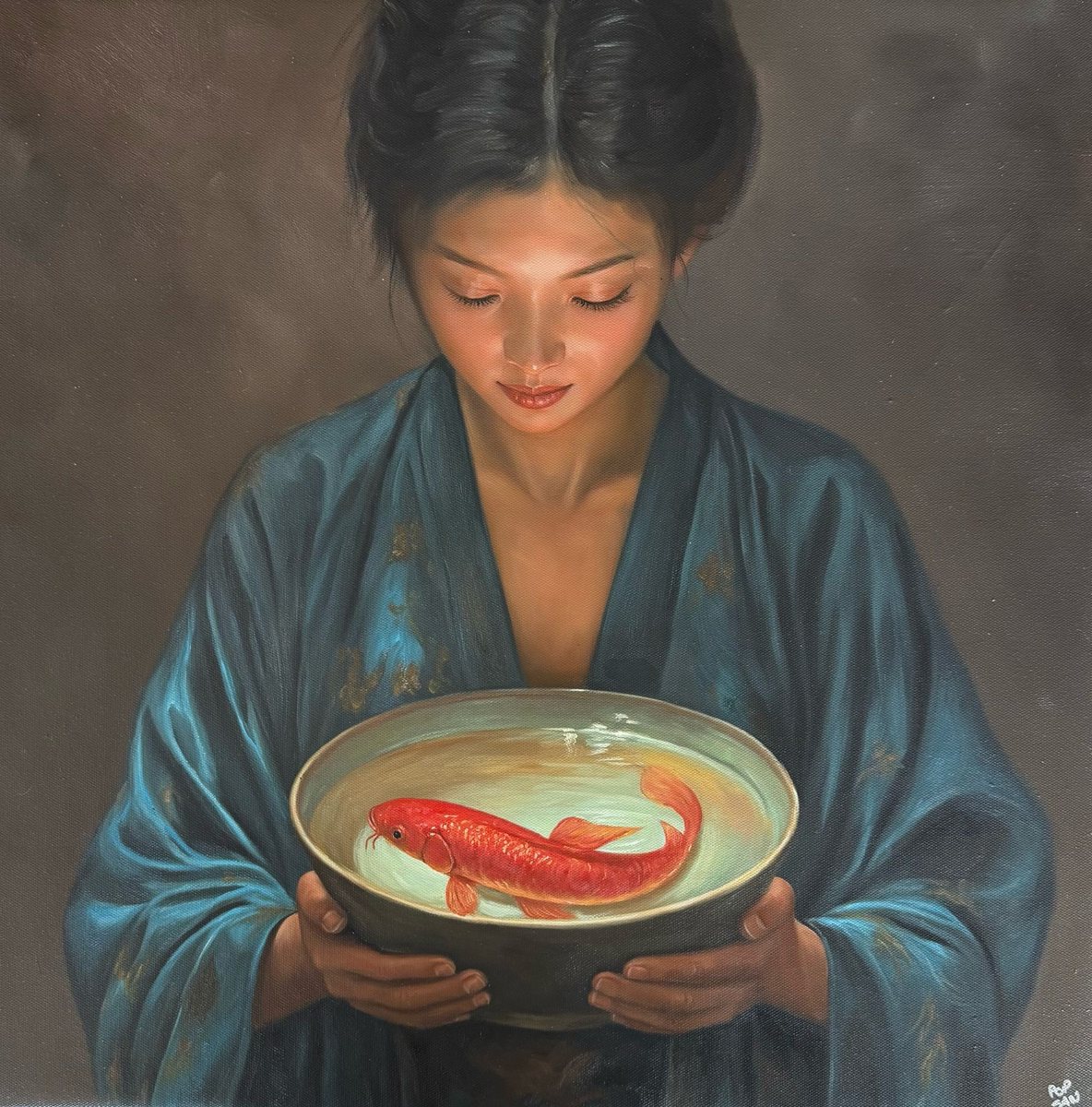 Kingyo, Popsan : une jeune femme en kimono bleu, les yeux baissés, tient à deux mains un bol où nage un poisson rouge, sur fond brun.