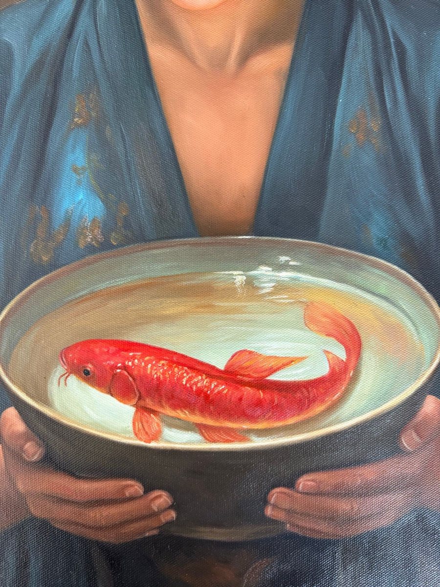Détail de Kingyo : le bol tenu à deux mains, où nage un poisson rouge et or.