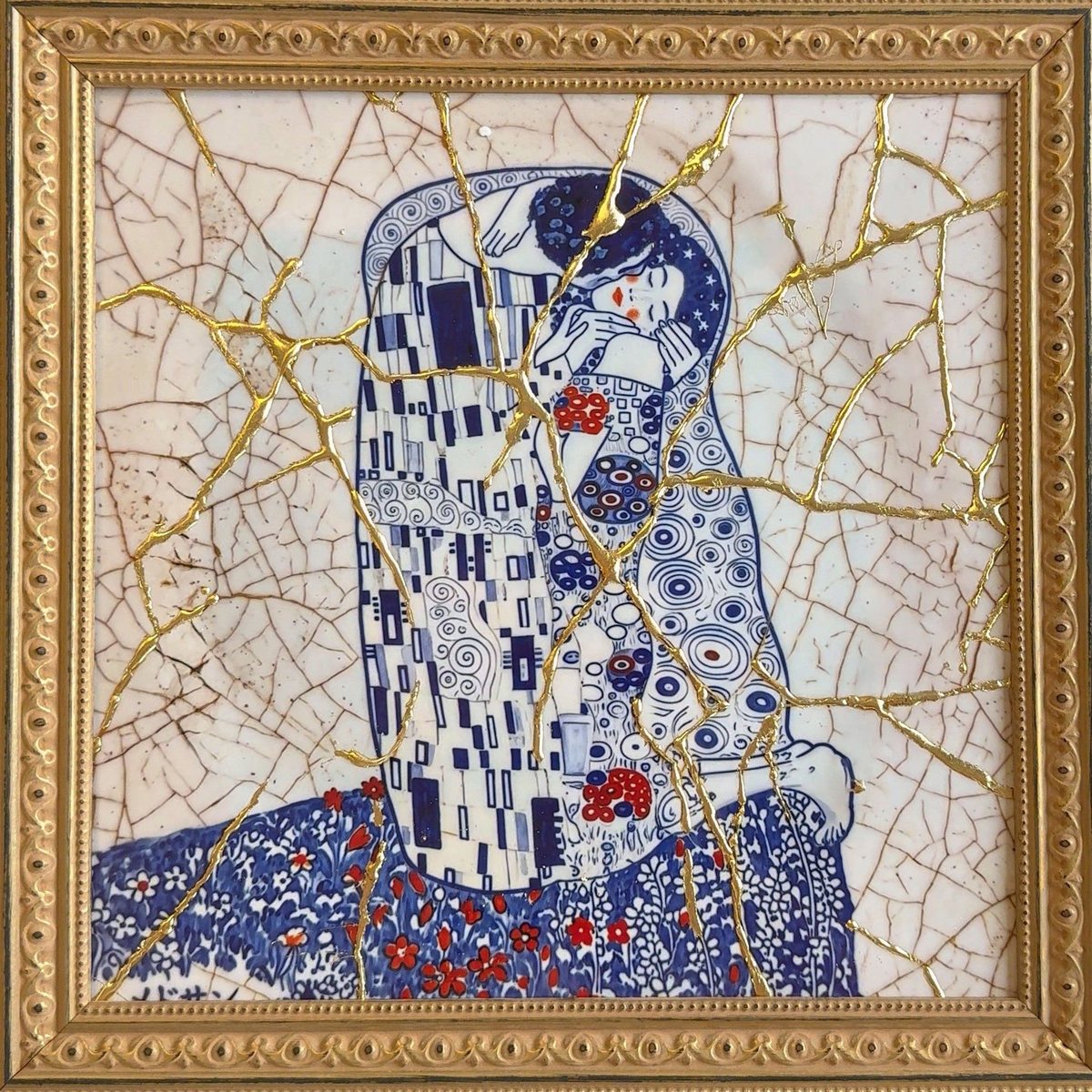 Seppun, Popsan : d’après Le Baiser de Klimt, deux amants enlacés en bleu de cobalt sur un carreau de céramique craquelé traversé de veines d’or, dans un cadre doré.