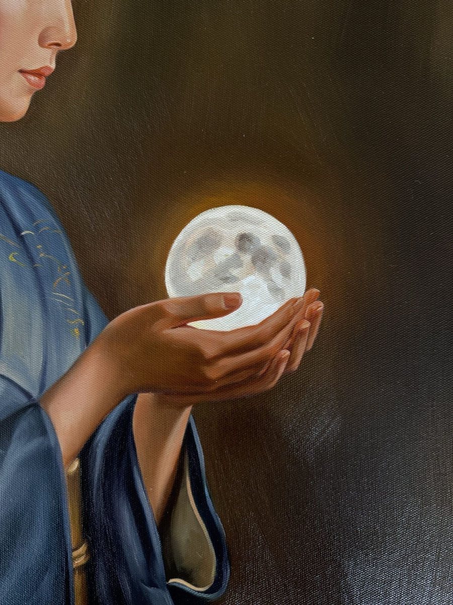 Détail de Tsuki : les mains en coupe tiennent la lune, avec un halo orangé sur le fond brun.